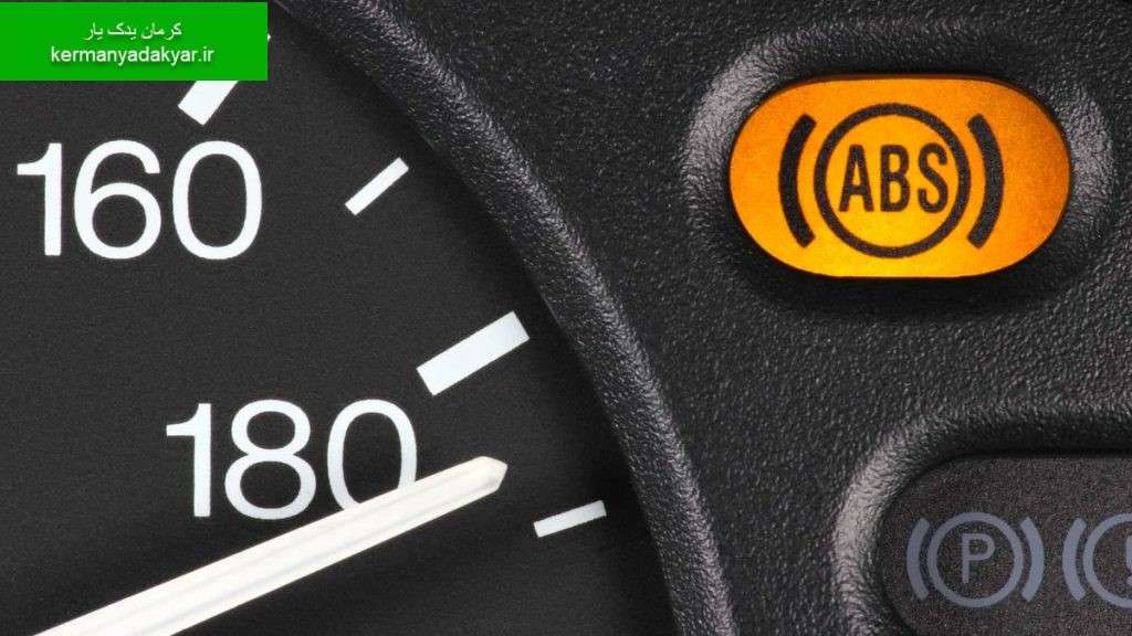 چراغ های پشت آمپر خودرو به چه معناست؟